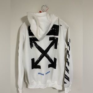 White Off Whitthmte sweatshirt.